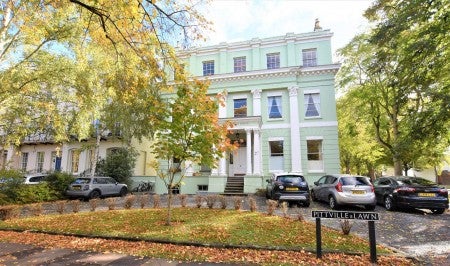 Flat Pittville Lawn in Cheltenham
