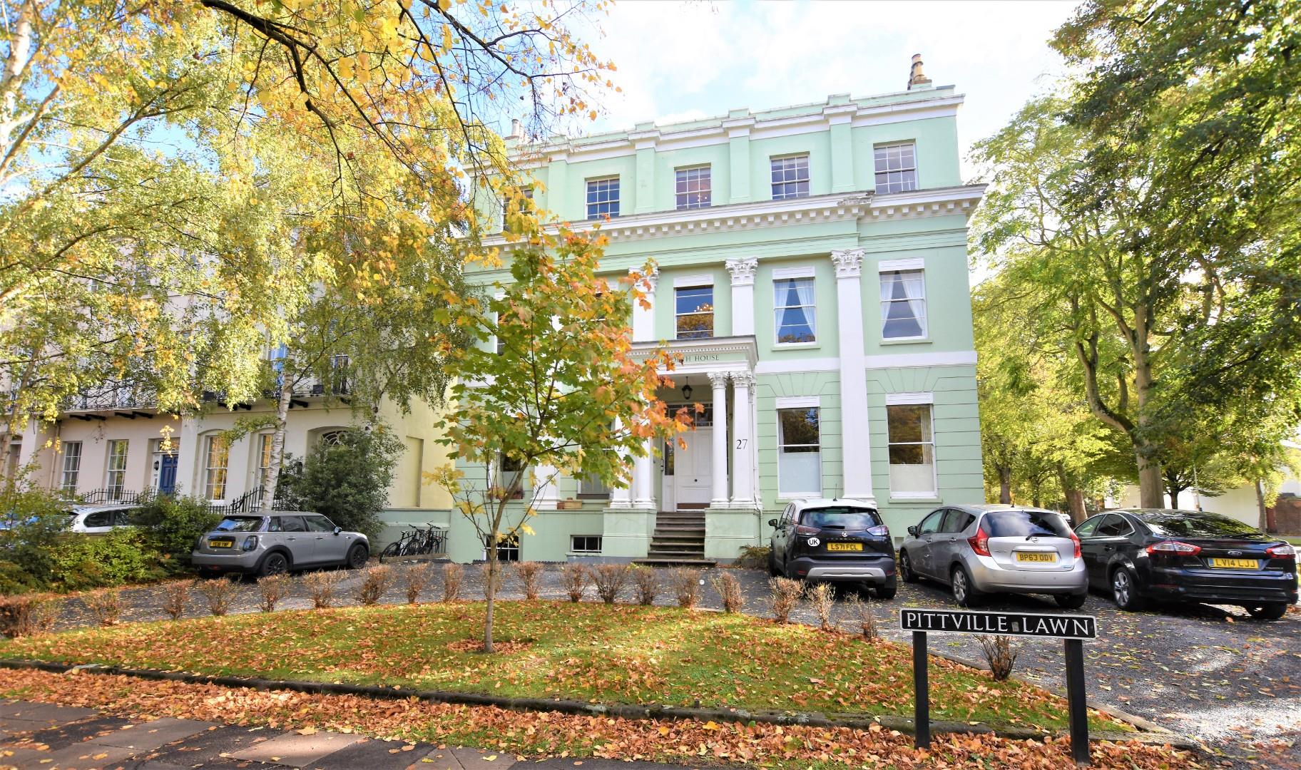 Flat Pittville Lawn in Cheltenham