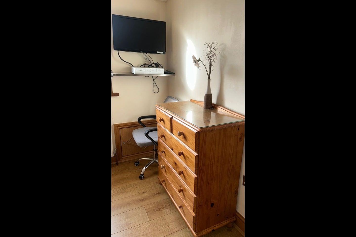 Room Elm Road in Greater London