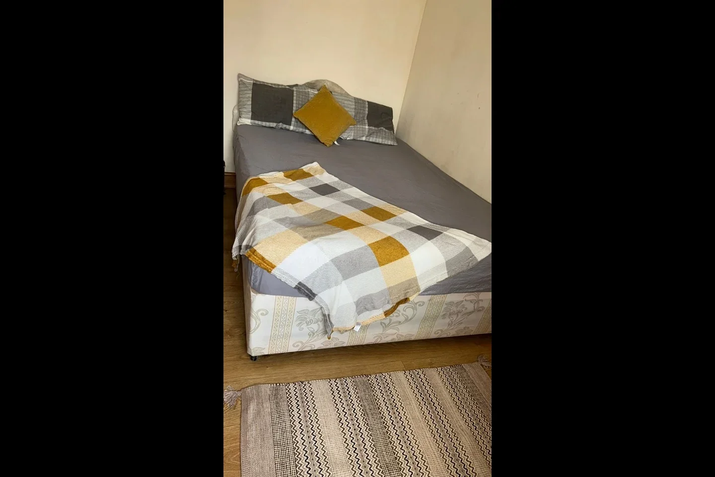 Room Elm Road in Greater London