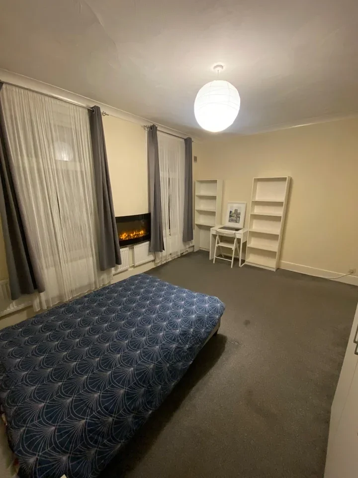 Room Melford Road in Greater London
