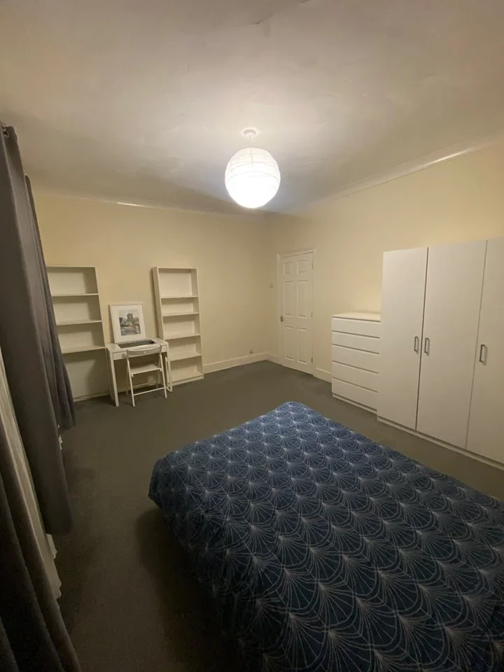 Room Melford Road in Greater London