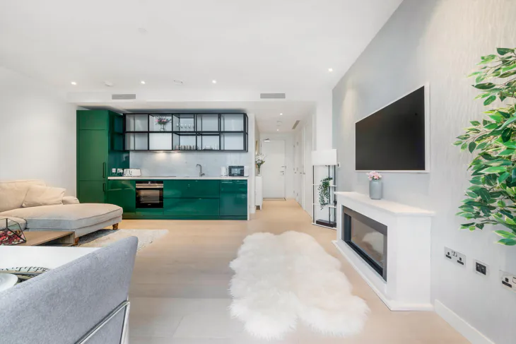 Flat South Quay Walk in Greater London