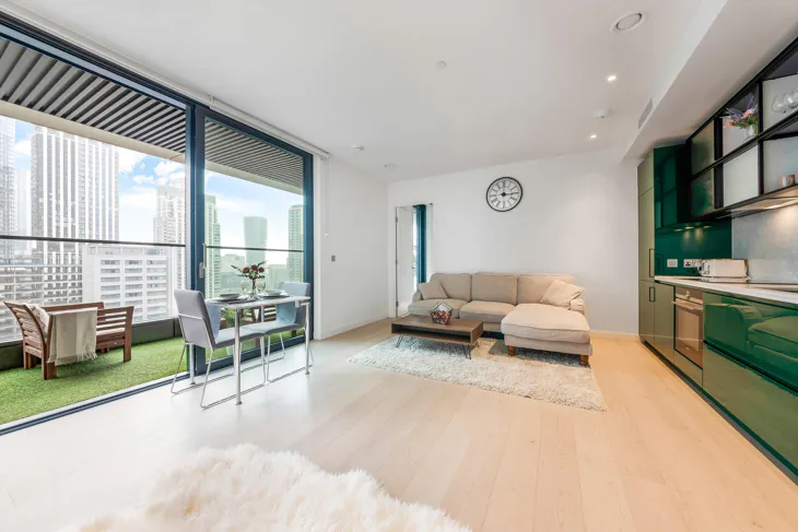 Flat South Quay Walk in Greater London