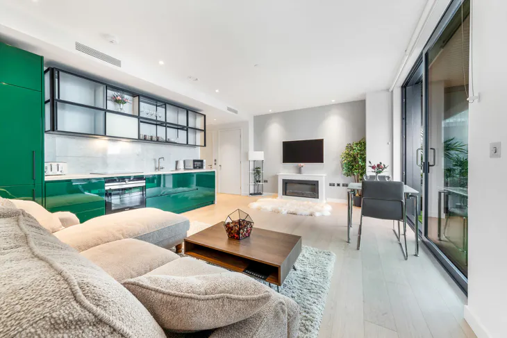 Flat South Quay Walk in Greater London