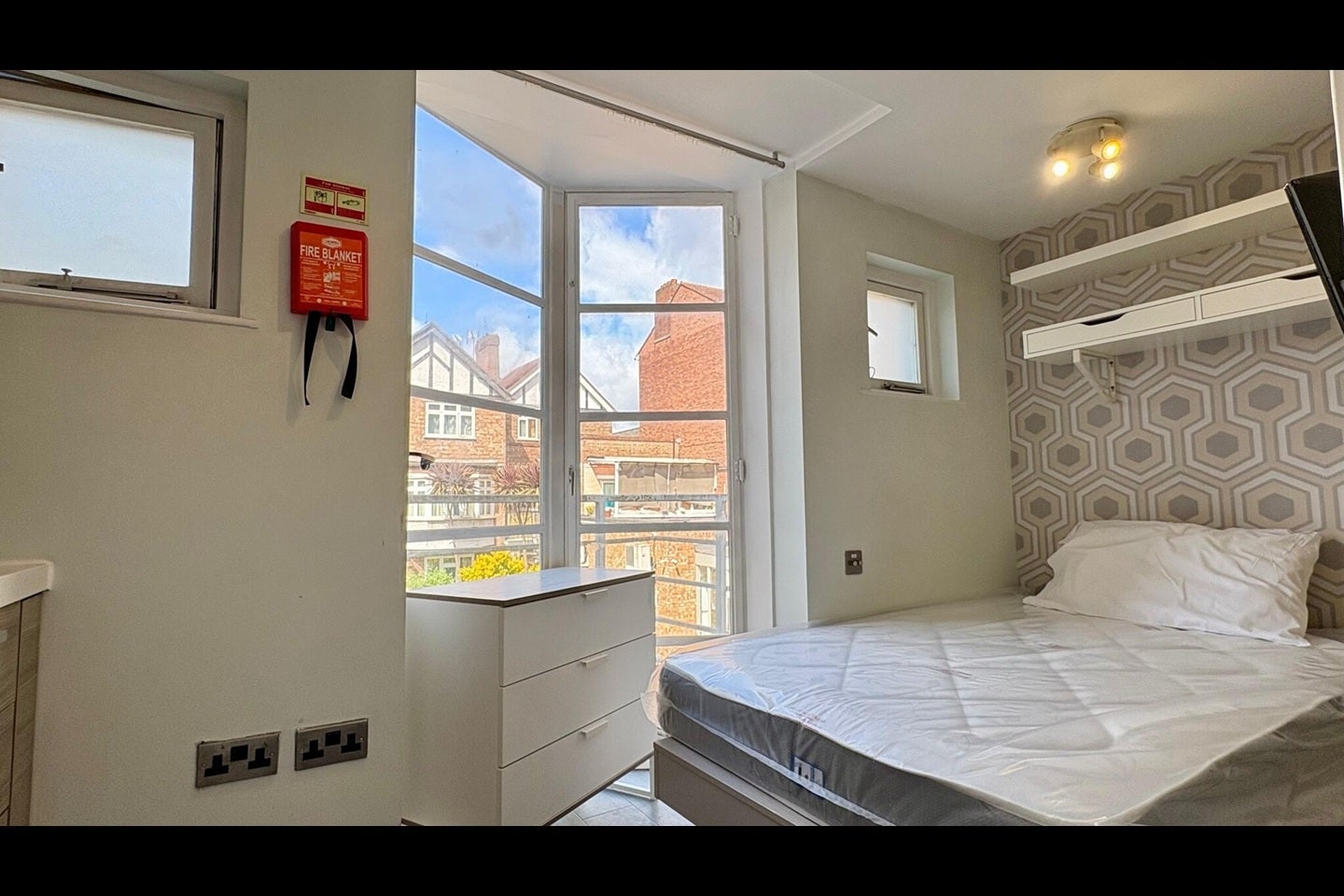 Flat Bollo Lane in Greater London