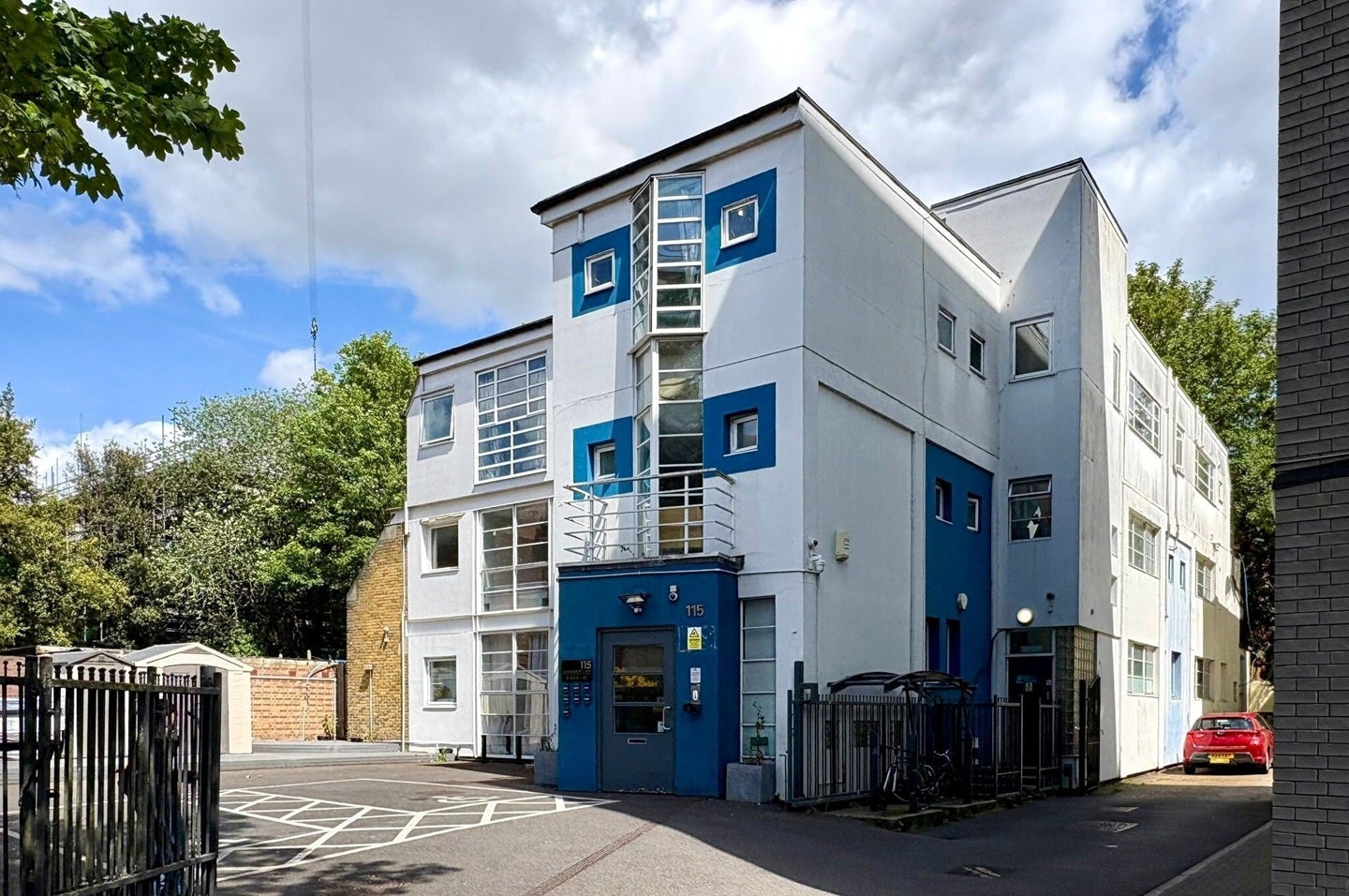 Flat Bollo Lane in Greater London