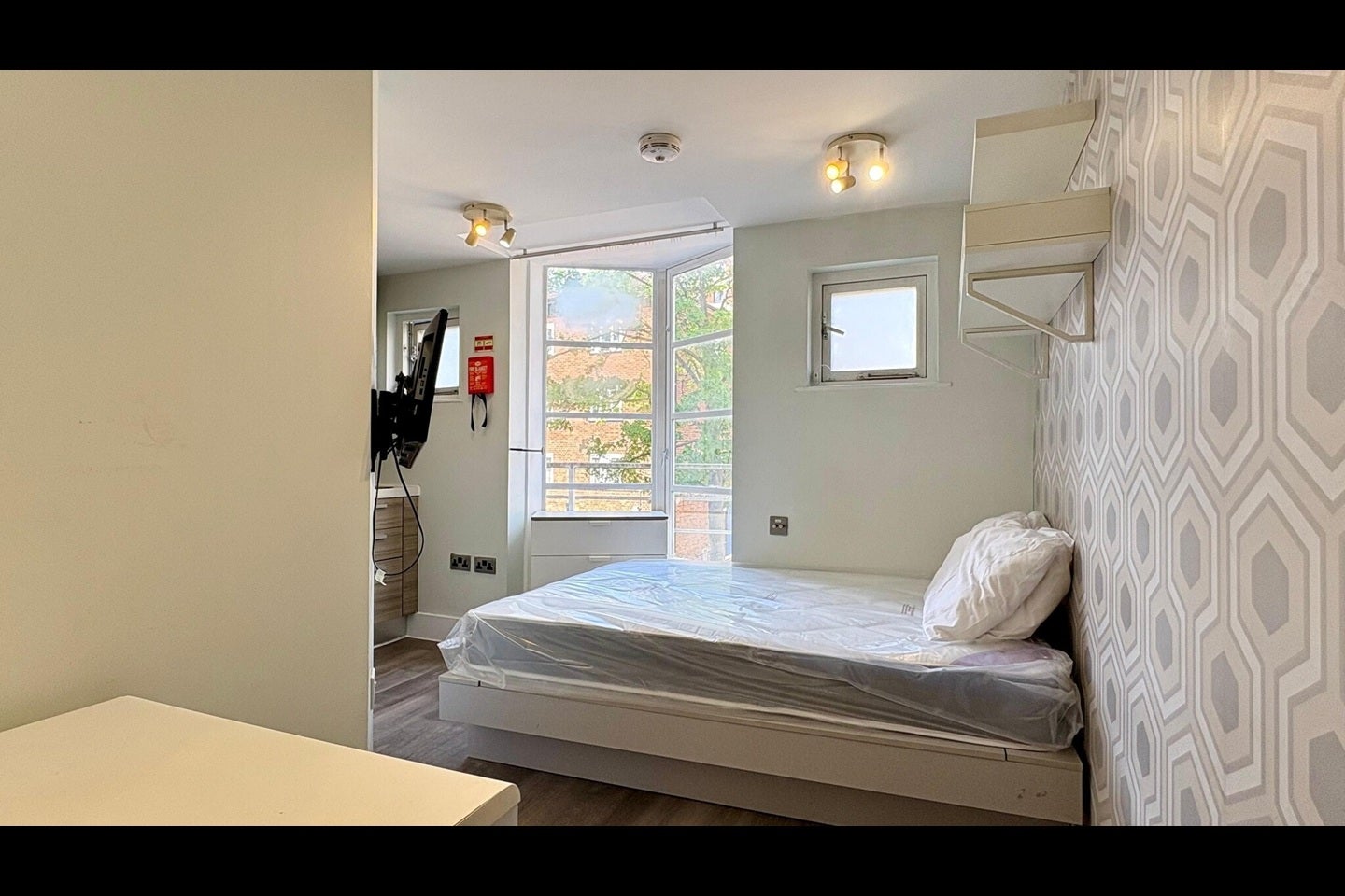 Flat Bollo Lane in Greater London