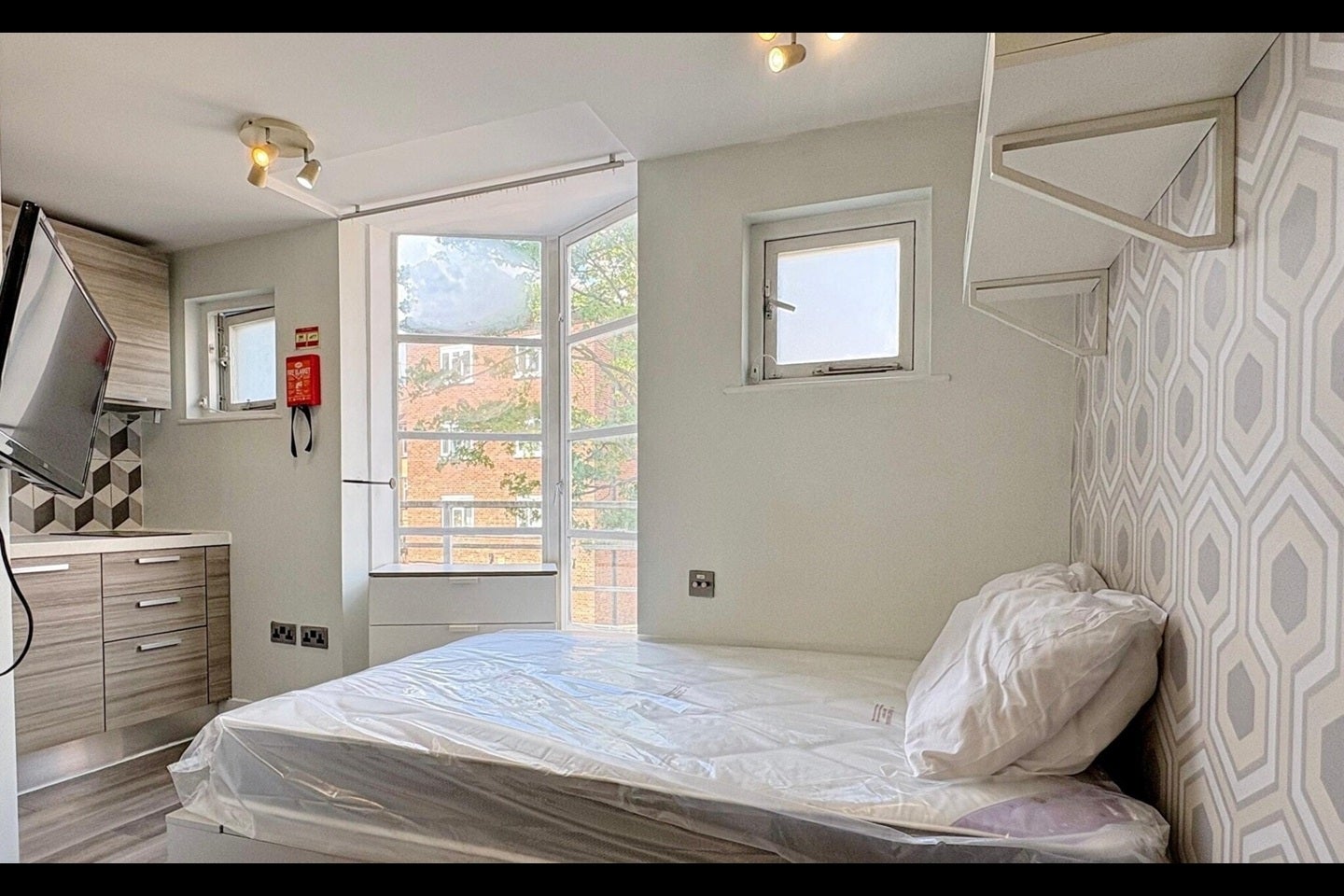 Flat Bollo Lane in Greater London