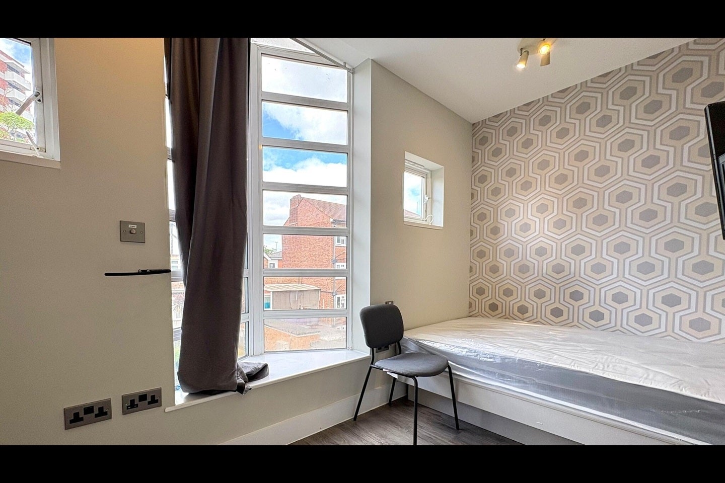 Flat Bollo Lane in Greater London
