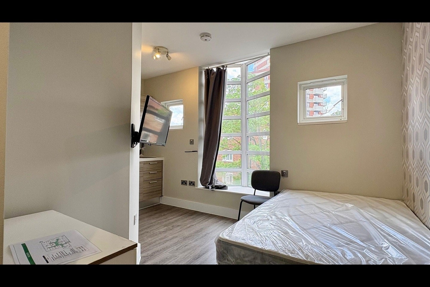 Flat Bollo Lane in Greater London