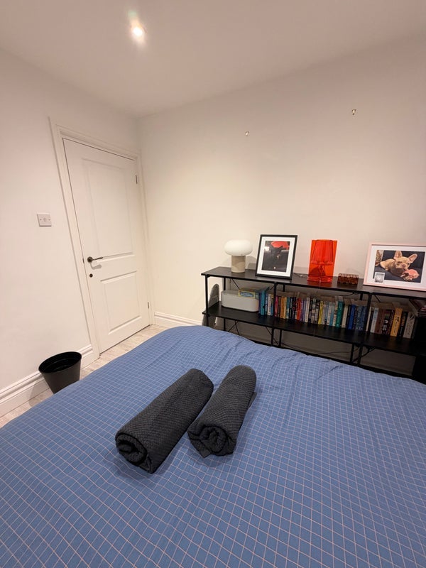 Room Queenstown Road in Greater London
