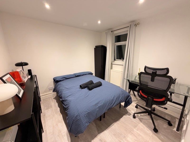 Room Queenstown Road in Greater London