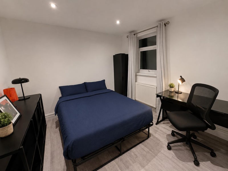 Room Queenstown Road in Greater London
