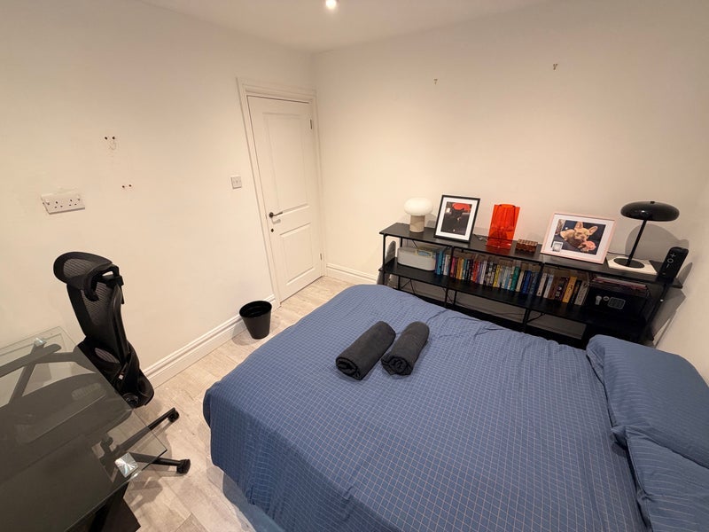 Room Queenstown Road in Greater London