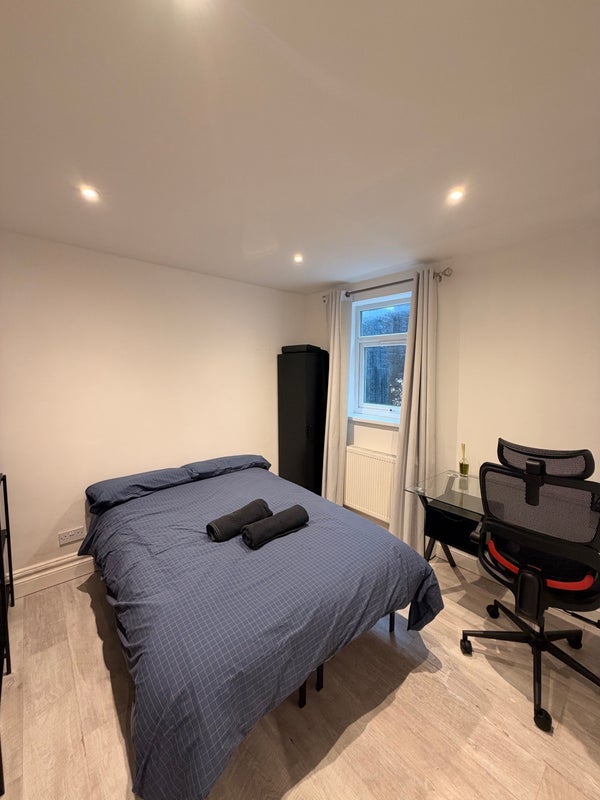 Room Queenstown Road in Greater London