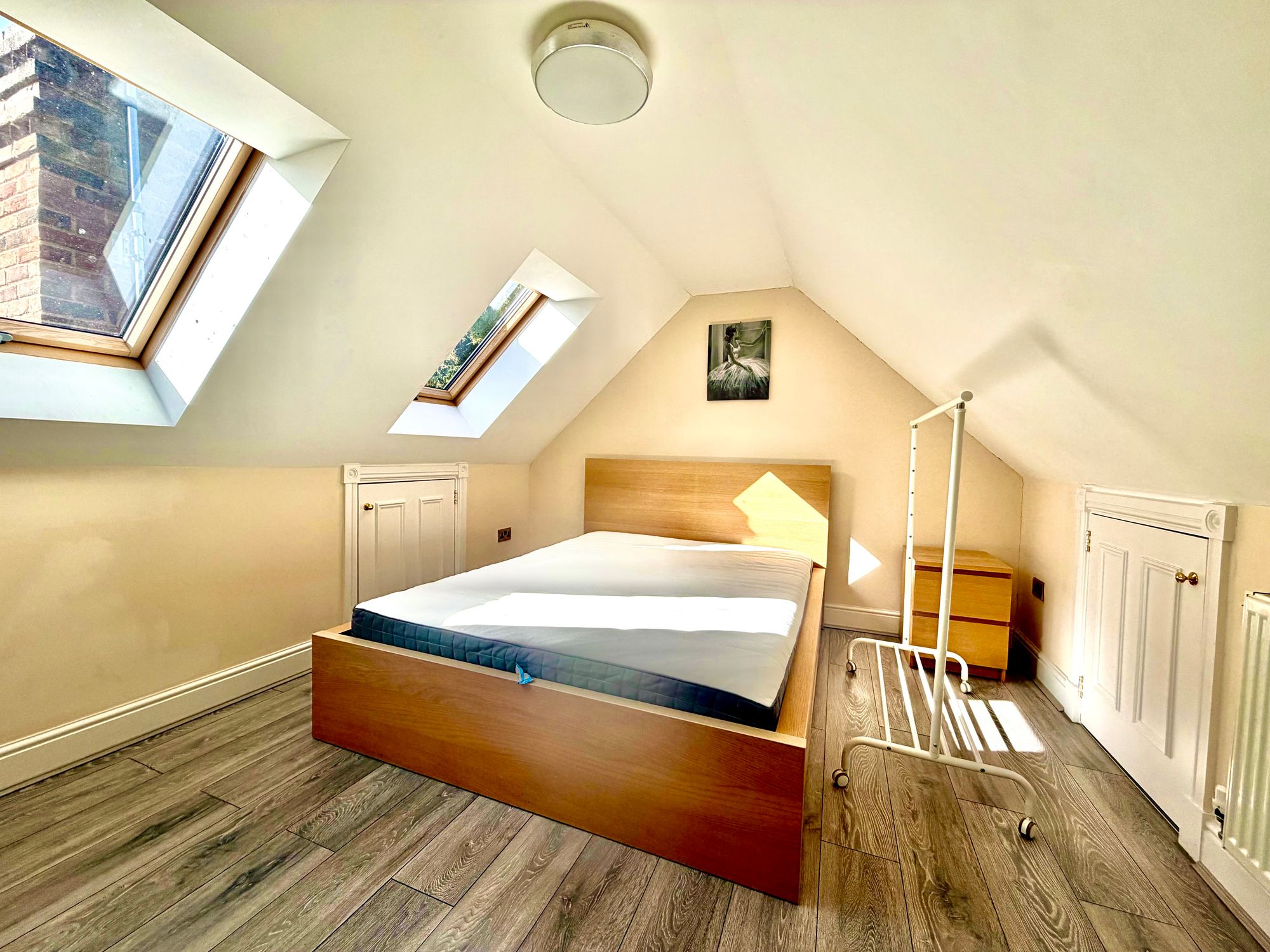 Room Wardown Crescent in Luton