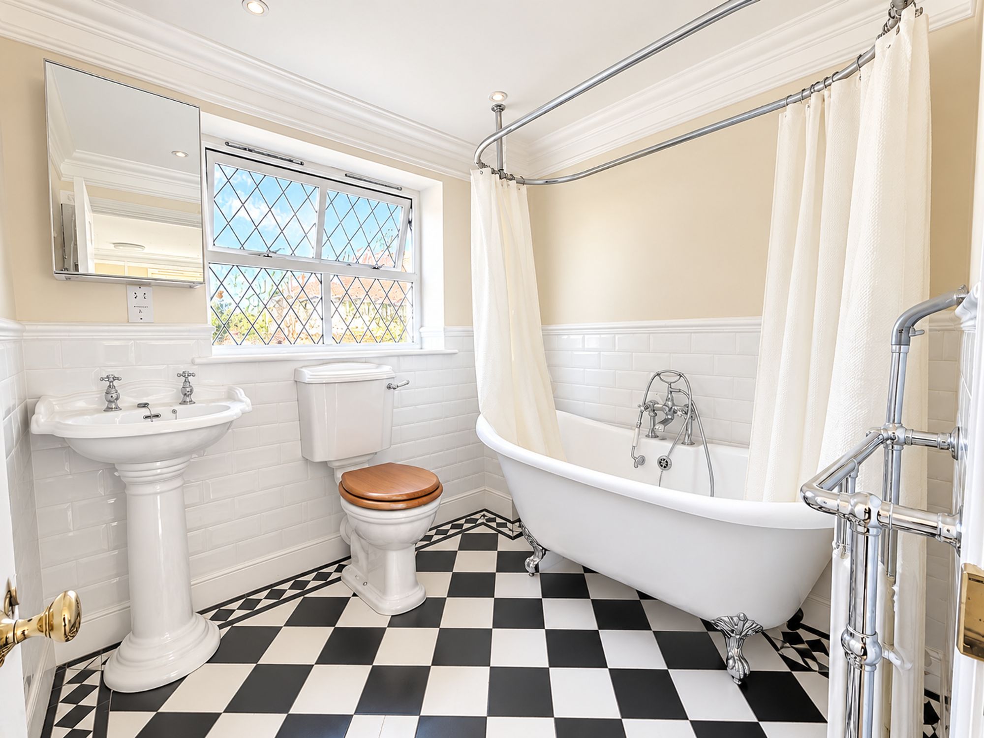 Room Wardown Crescent in Luton