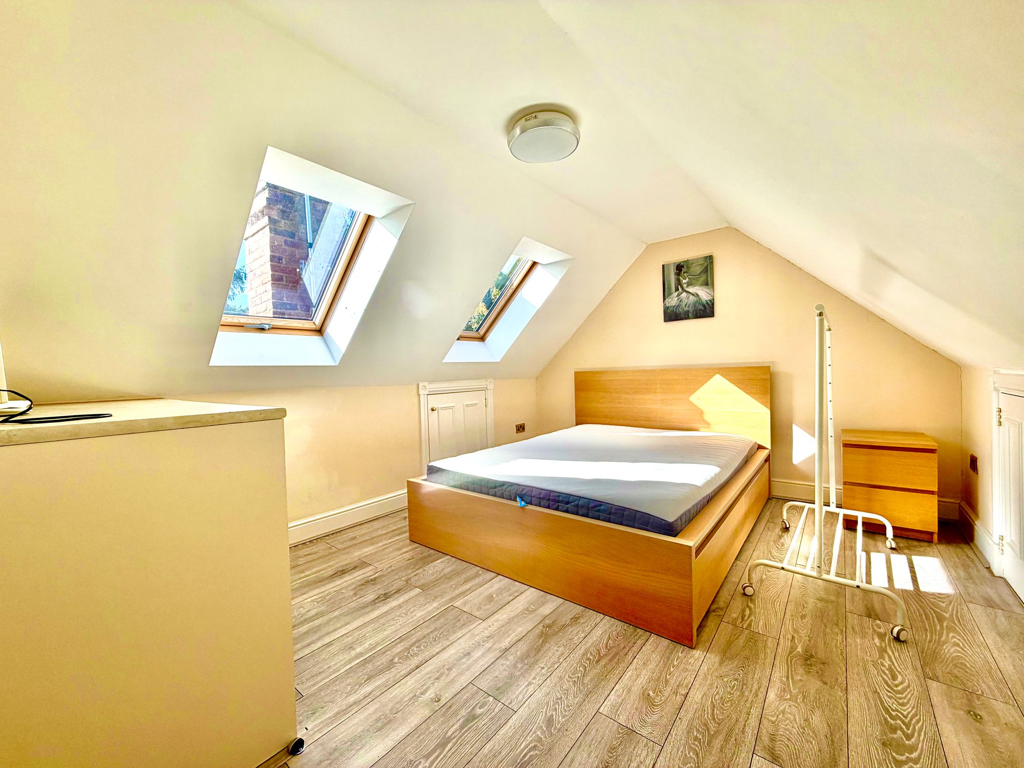 Room Wardown Crescent in Luton