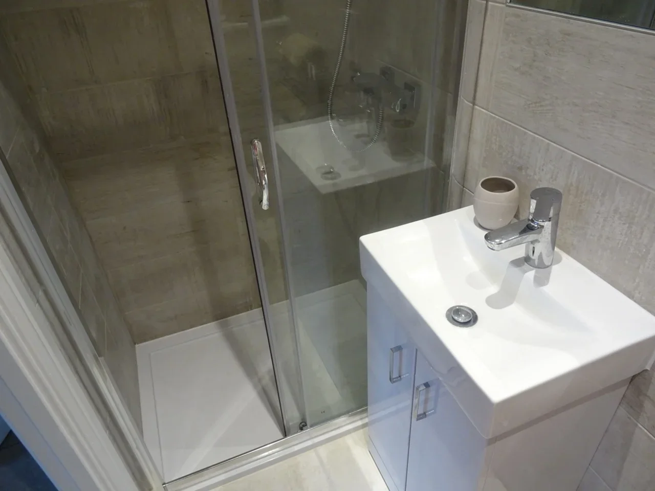 Room Beeches Way in Horsham