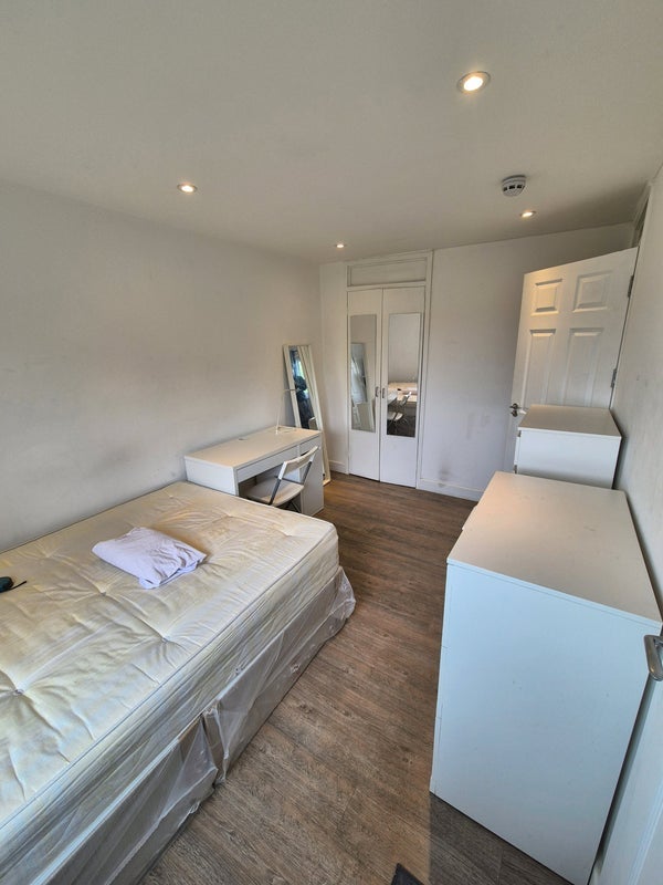 Room Corporation Street in Greater London