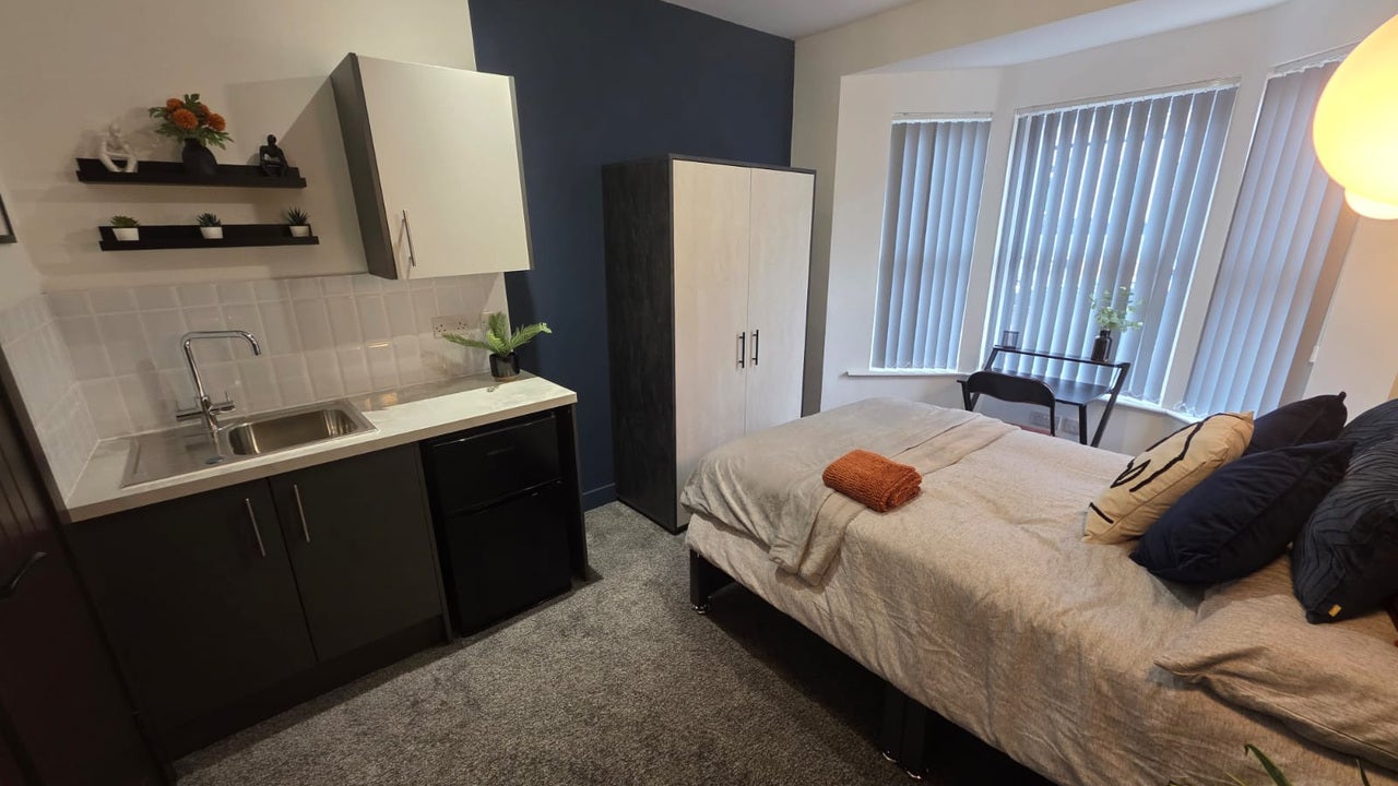 Room Clarendon Road in Luton