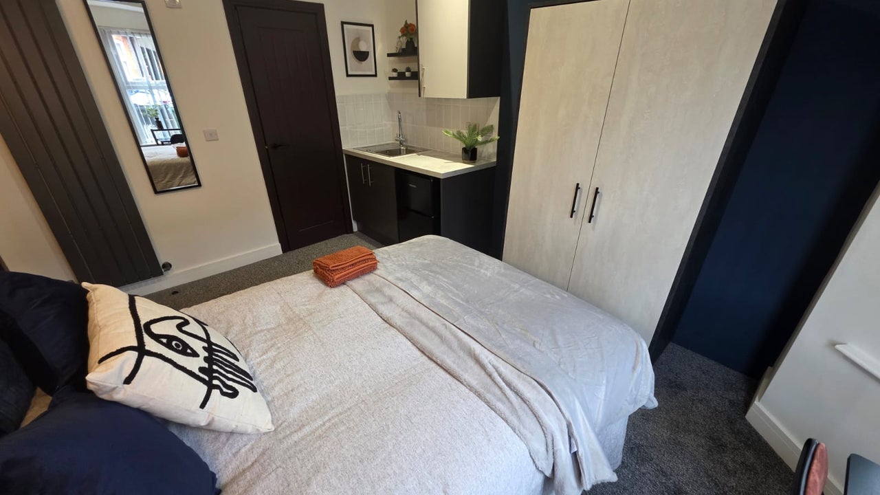 Room Clarendon Road in Luton