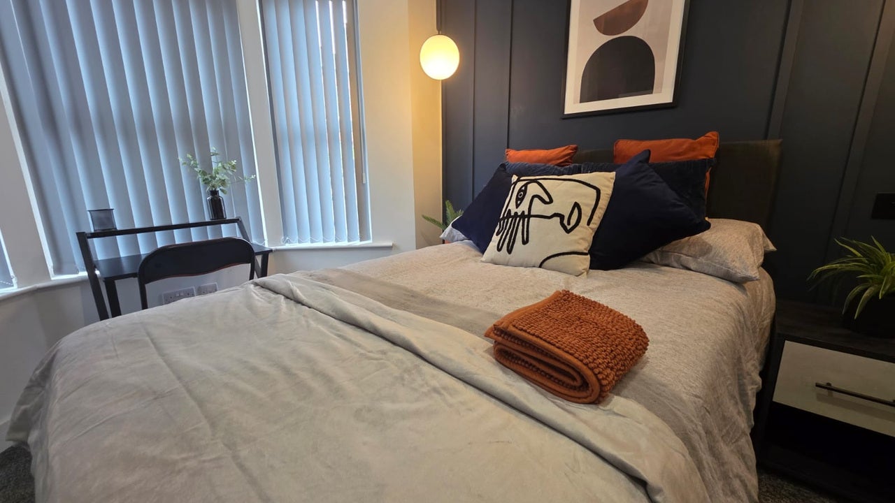 Room Clarendon Road in Luton