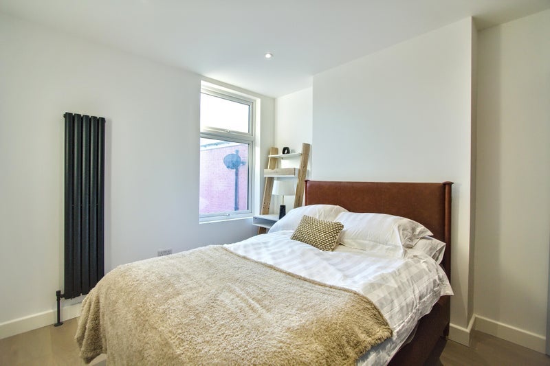 Room Whymark Avenue in Greater London