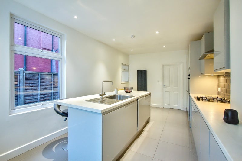 Room Whymark Avenue in Greater London
