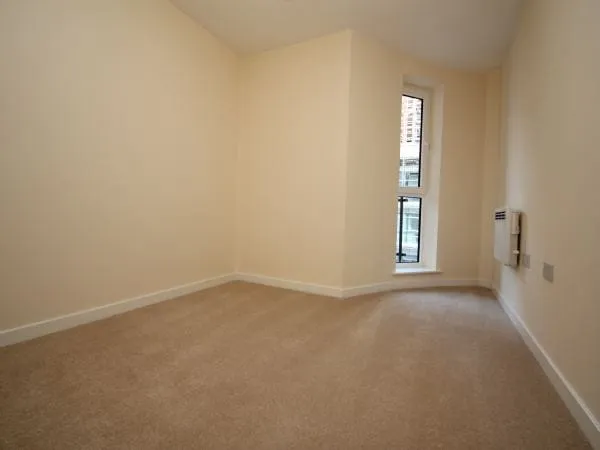 Flat Railway Terrace in Slough