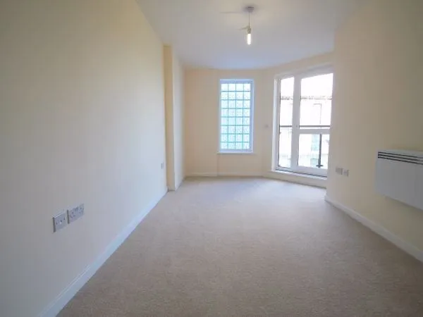 Flat Railway Terrace in Slough