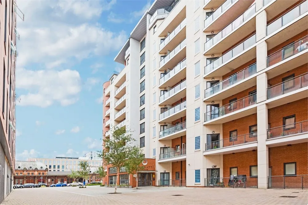 Flat Railway Terrace in Slough