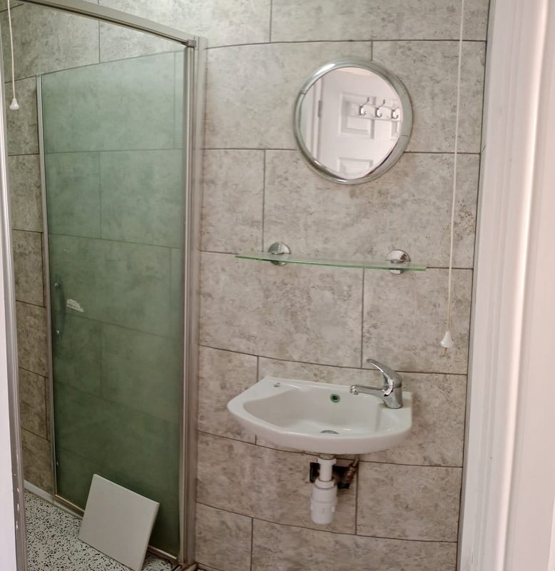 Room Dolphin Road in Slough