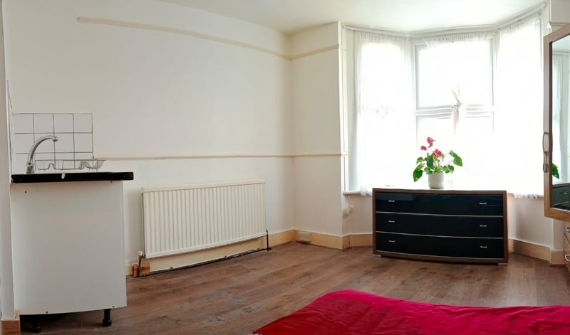 Room Dolphin Road in Slough