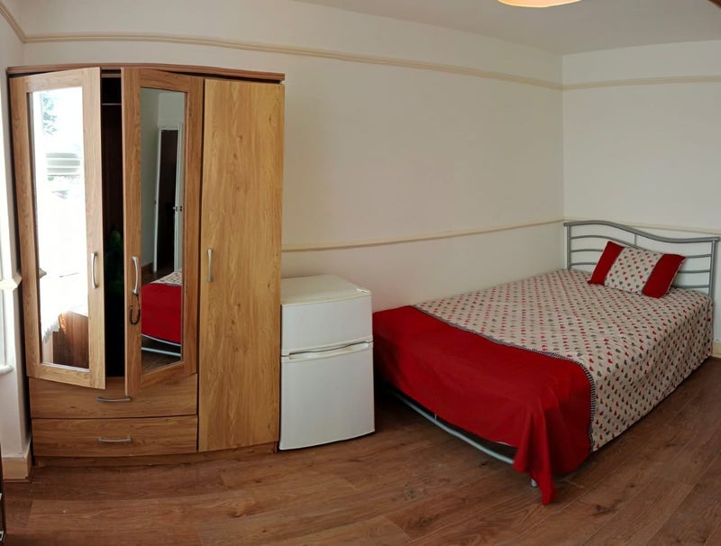 Room Dolphin Road in Slough
