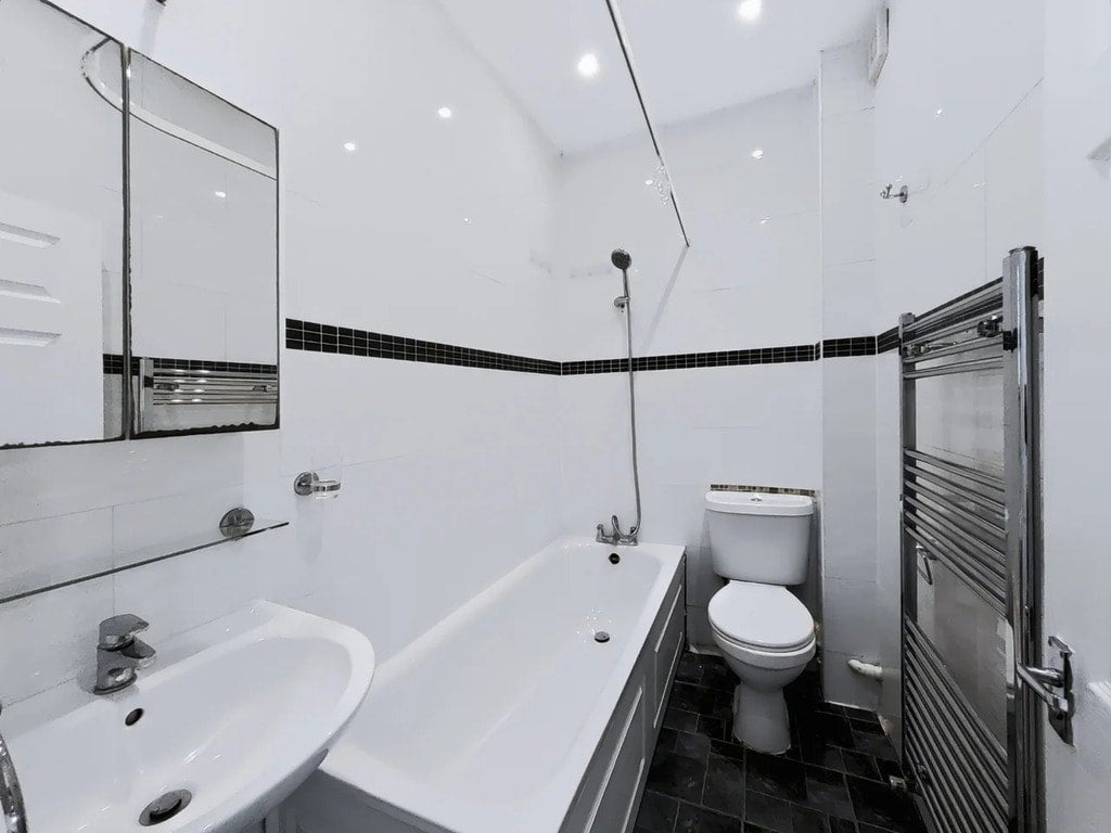 Flat Ruskin Road in Greater London