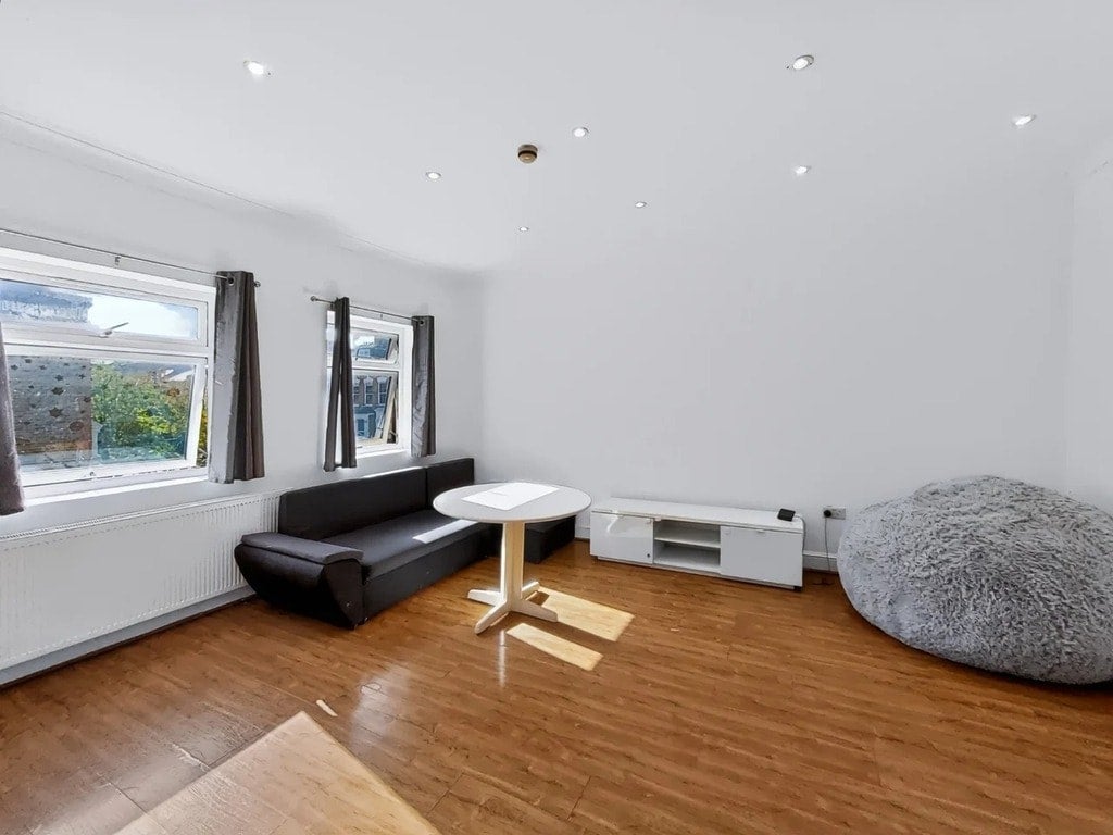 Flat Ruskin Road in Greater London