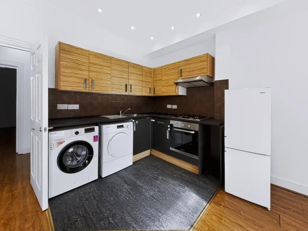 Flat Ruskin Road in Greater London