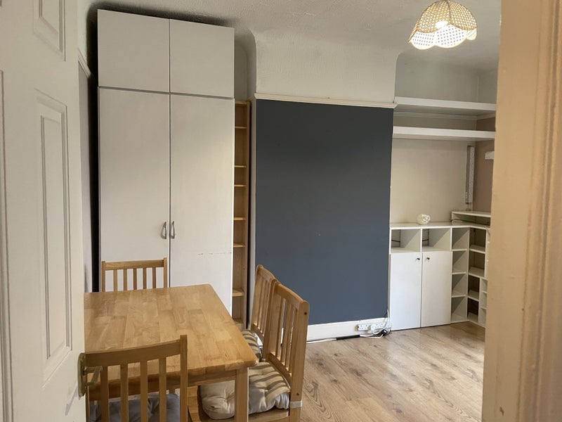 Flat Montrose Gardens in Greater London