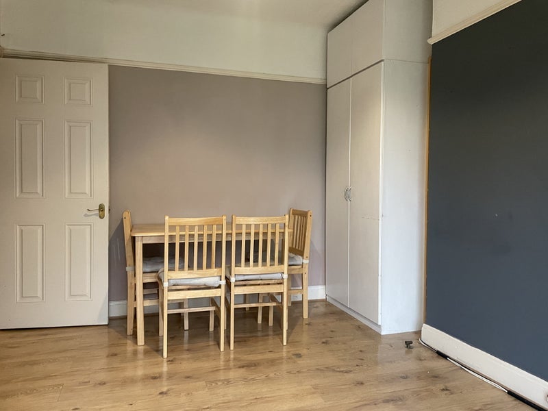 Flat Montrose Gardens in Greater London