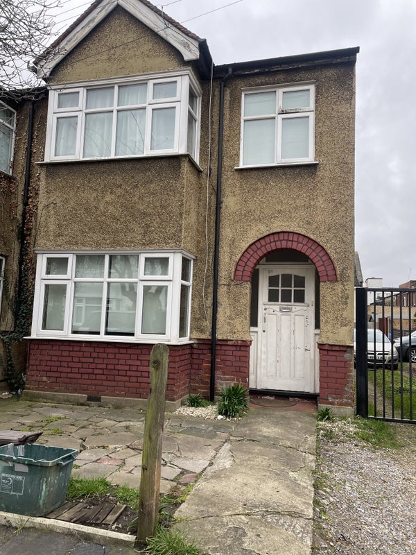 Flat Montrose Gardens in Greater London