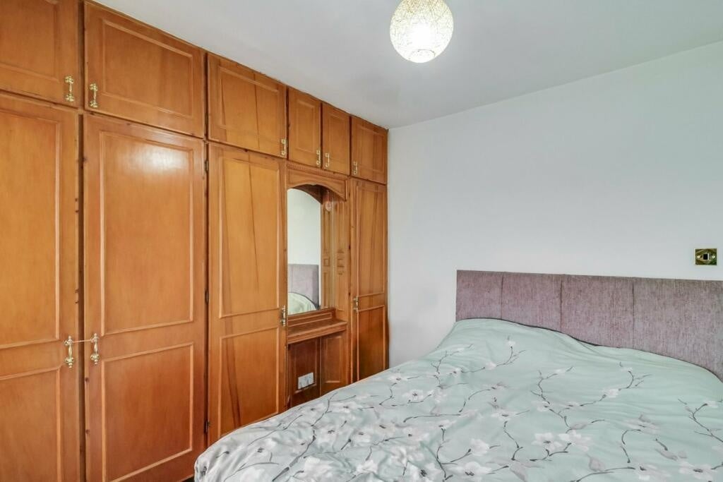 House Taunton Way in Greater London