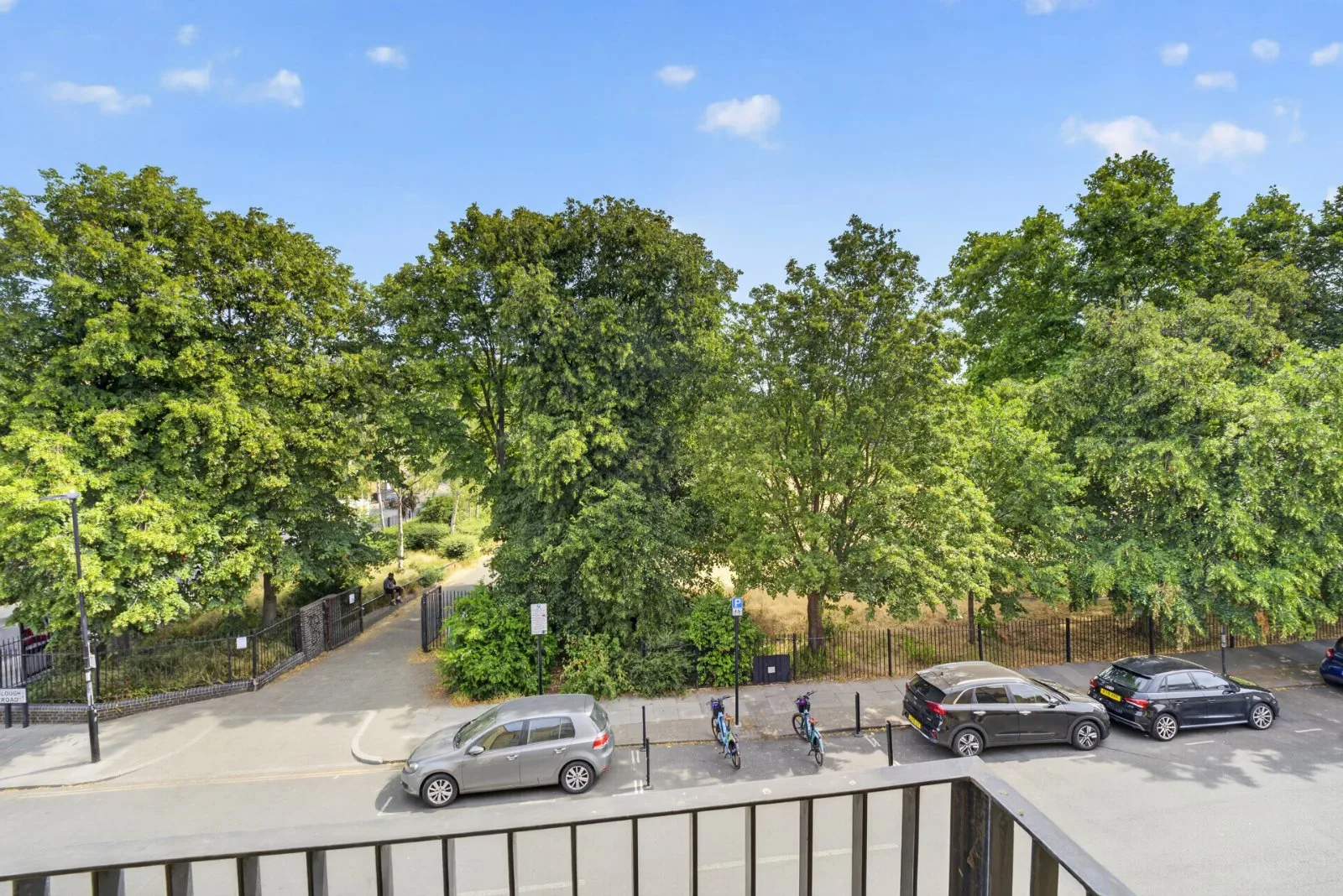 Flat Mackenzie Road in Greater London