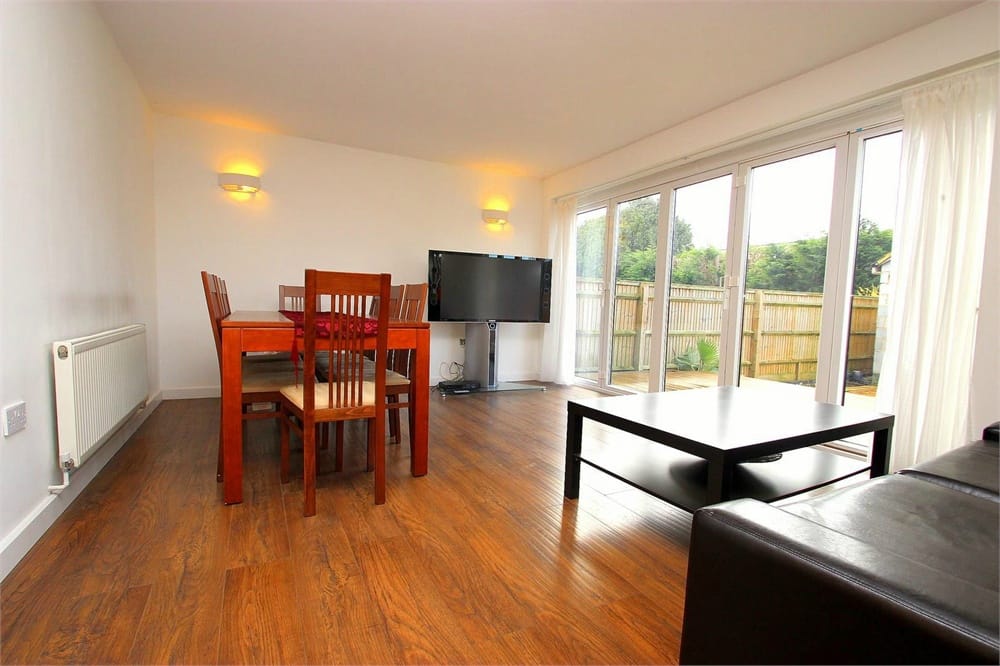 Room Hawthorn Drive in Denham