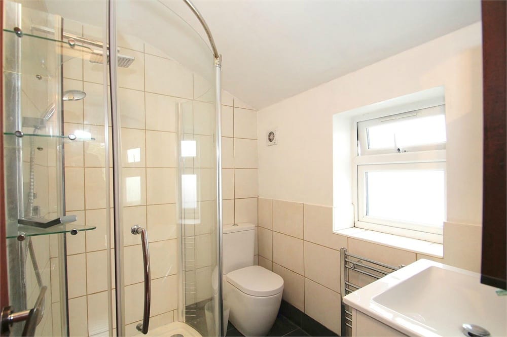 Room Hawthorn Drive in Denham