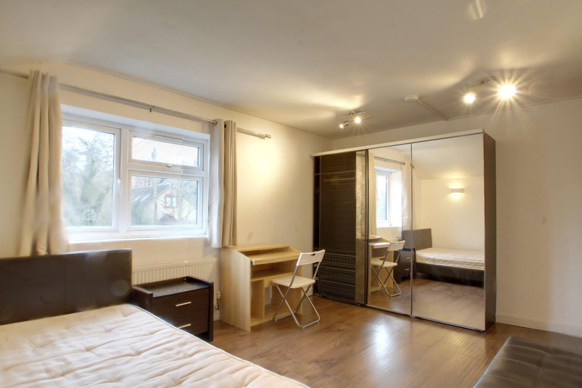 Room Hawthorn Drive in Denham