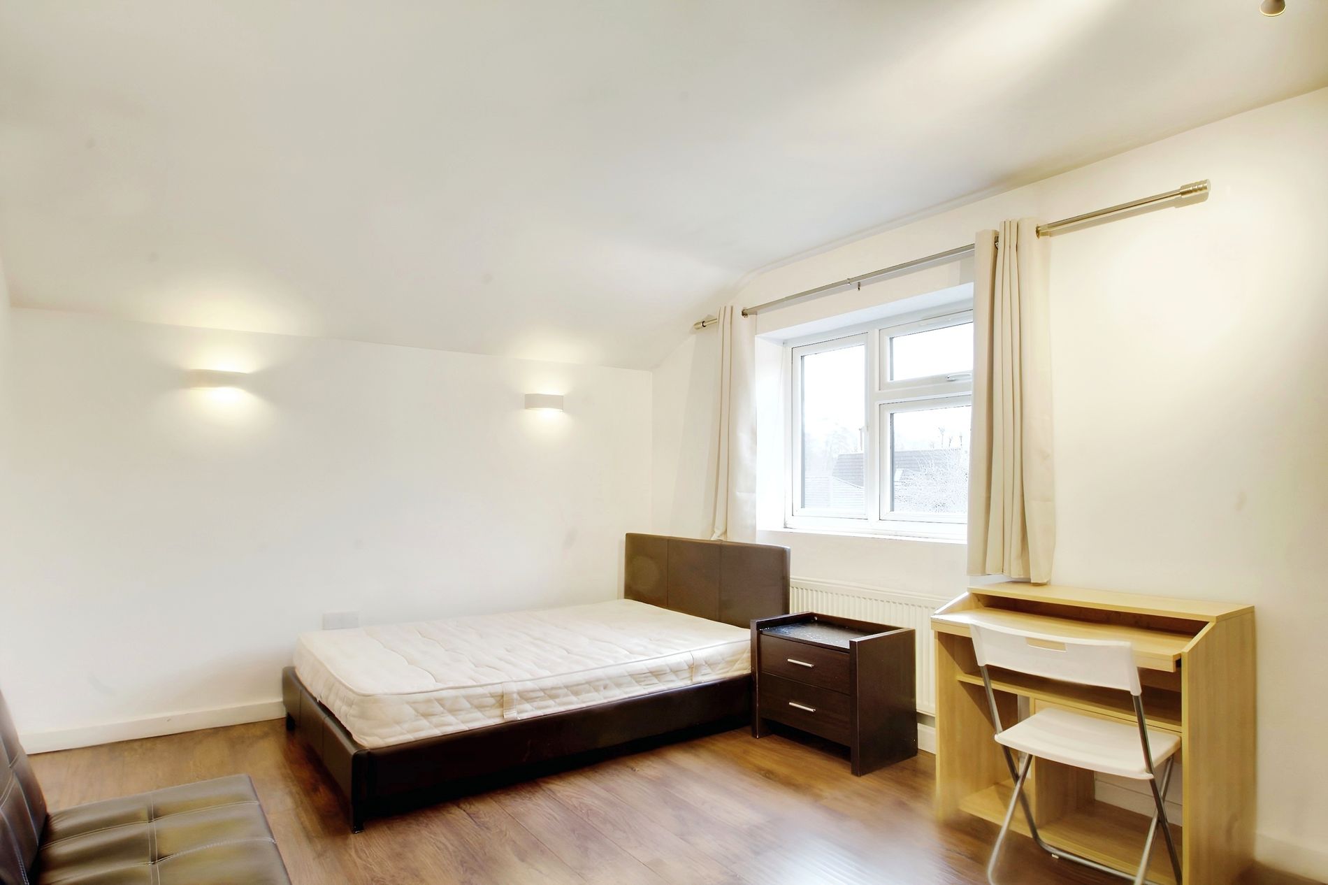 Room Hawthorn Drive in Denham