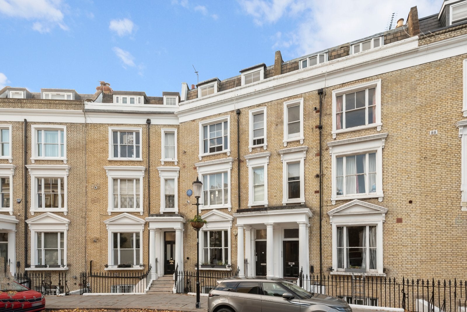 Flat Eardley Crescent in Greater London