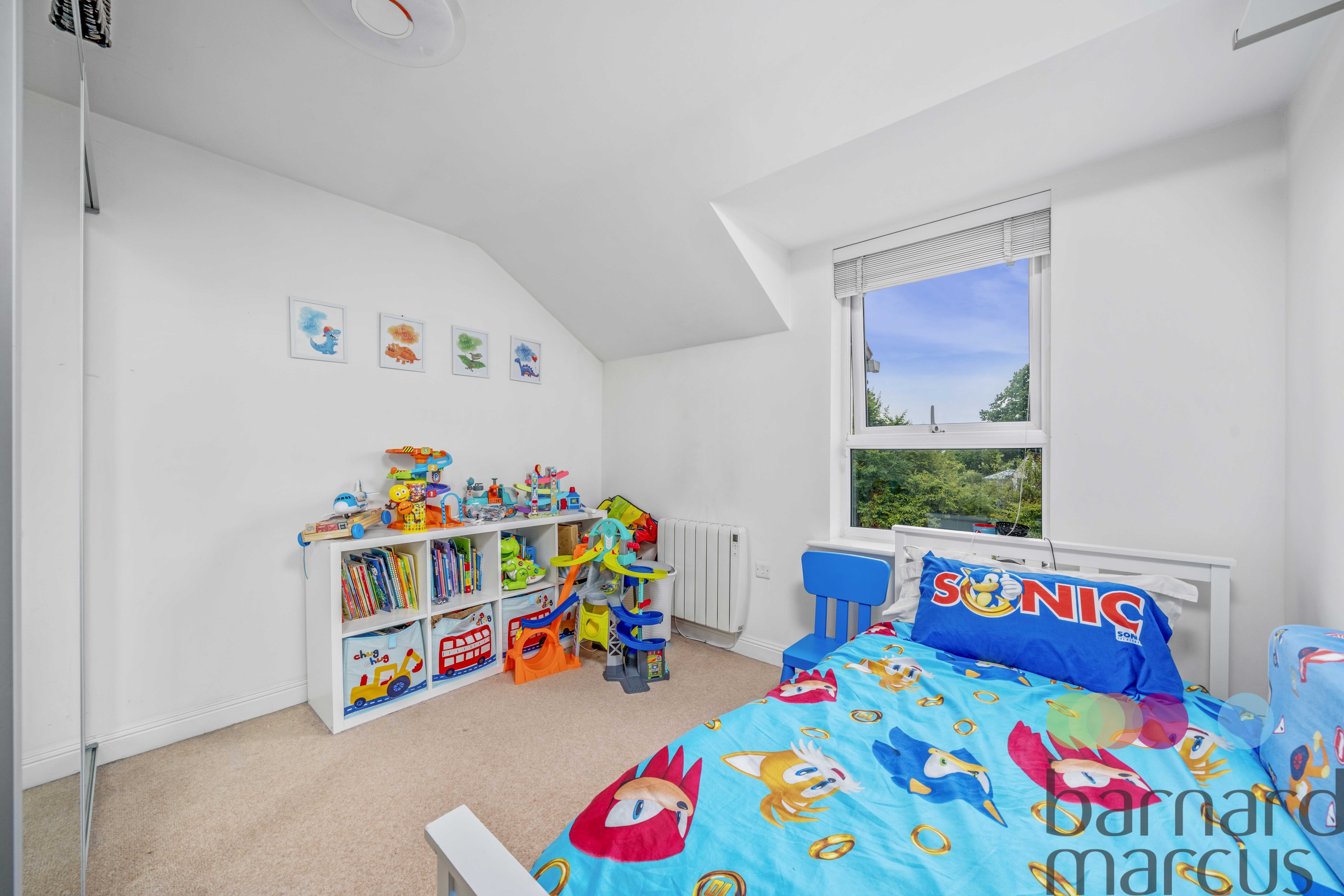 Flat Magdalene Gardens in Greater London